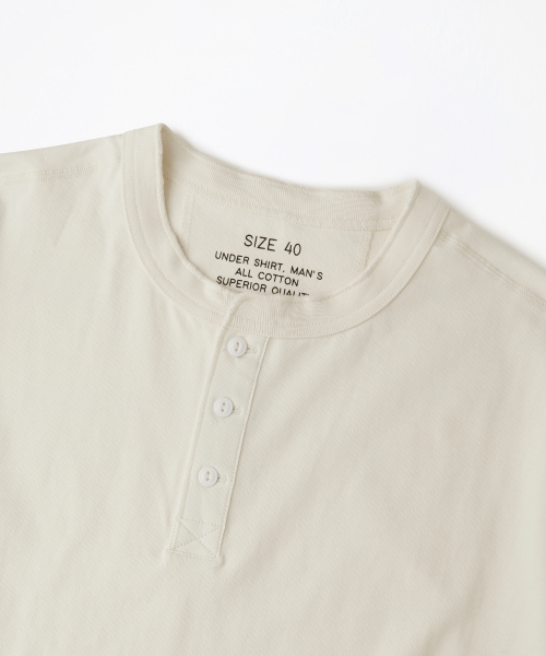 OUTSTANDING（アウトスタンディング）の「HENLEY NECK HALF SLEEVE TEE_OFF WHITE（Tシャツ/カットソー・レディース・その他・SMALL/LARGE/MEDIUM）」の3枚目の写真