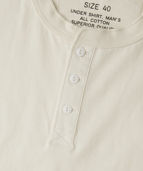 OUTSTANDING（アウトスタンディング）の「HENLEY NECK HALF SLEEVE TEE_OFF WHITE（Tシャツ/カットソー・レディース・その他・SMALL/LARGE/MEDIUM）」の4枚目の写真