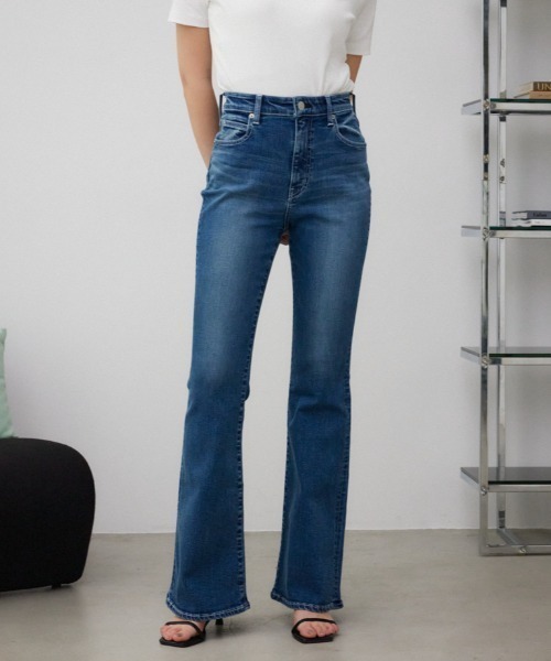 AZUL by moussy(アズールバイマウジー)の「AZUL DENIM フレアデニム(デニムパンツ・レディース・ライトブルー/ブルー/ライトブラック・MEDIUM/SMALL/X-SMALL/LARGE)」の1枚目の写真