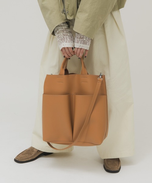 KBF(ケイビーエフ)の「アウトポケットイージーBAG(ショルダーバッグ・レディース・ブラック/キャメル・ONE)」の2枚目の写真