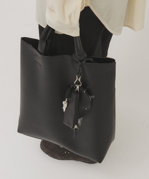 KBF(ケイビーエフ)の「アウトポケットイージーBAG(ショルダーバッグ・レディース・ブラック/キャメル・ONE)」の4枚目の写真