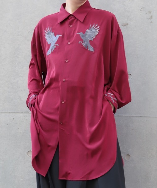 REZEN(リゼン)の「鴉刺繍ロングシャツ(シャツ/ブラウス・メンズ・ブルーパープル/ブラック/ローズ・MEDIUM/LARGE)」の3枚目の写真