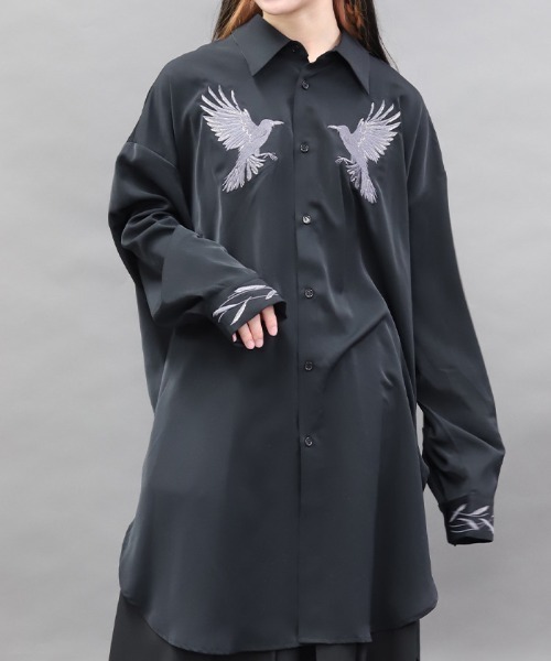 REZEN(リゼン)の「鴉刺繍ロングシャツ(シャツ/ブラウス・メンズ・ブルーパープル/ブラック/ローズ・MEDIUM/LARGE)」の2枚目の写真