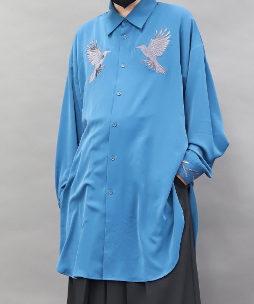 REZEN(リゼン)の「鴉刺繍ロングシャツ(シャツ/ブラウス・メンズ・ブルーパープル/ブラック/ローズ・MEDIUM/LARGE)」の4枚目の写真