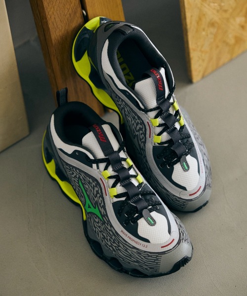 MIZUNO(ミズノ )の「WAVE PROPHECY 13.2 D1GA261301(スニーカー・メンズ・グレー・27.0cm/26.5cm/28.0cm/27.5cm/25.0cm/26.0cm/28.5cm/30.0cm)」の2枚目の写真