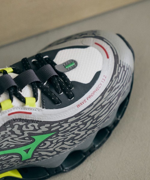 MIZUNO(ミズノ )の「WAVE PROPHECY 13.2 D1GA261301(スニーカー・メンズ・グレー・27.0cm/26.5cm/28.0cm/27.5cm/25.0cm/26.0cm/28.5cm/30.0cm)」の4枚目の写真