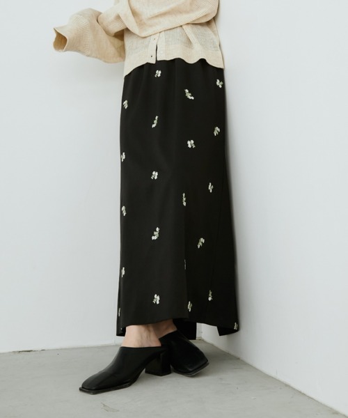 Aunt Marie's（アントマリーズ）の「フラワー刺繍ナロースカート（スカート・レディース・ブラック/グレー・MT/FREE）」の2枚目の写真