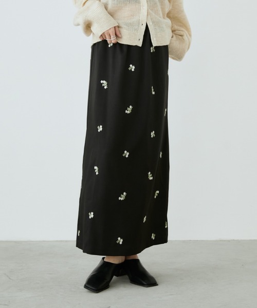 Aunt Marie's（アントマリーズ）の「フラワー刺繍ナロースカート（スカート・レディース・ブラック/グレー・MT/FREE）」の4枚目の写真