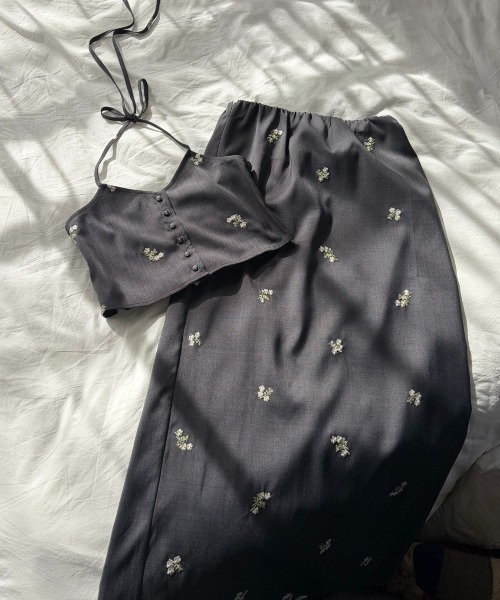 Aunt Marie's（アントマリーズ）の「フラワー刺繍ナロースカート（スカート・レディース・ブラック/グレー・MT/FREE）」の3枚目の写真