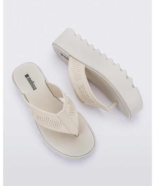 melissa(メリッサ)の「MELISSA M LOVER THONG PLATFORM AD(サンダル・レディース・ベージュ/ブラック・37/38/35-36/39)」の2枚目の写真