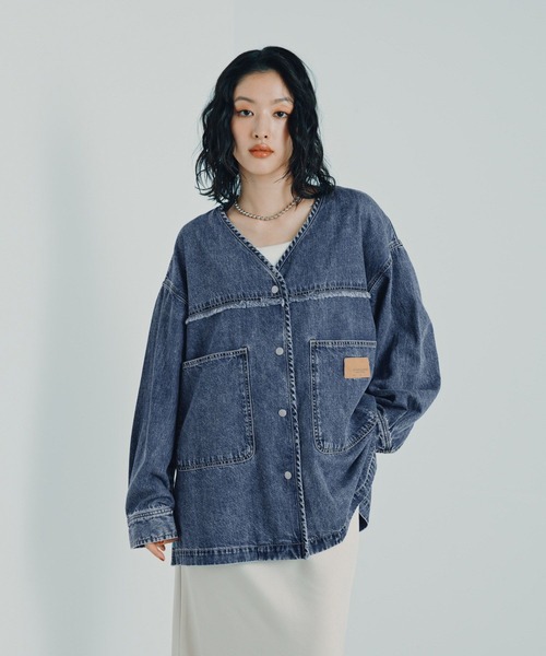 LEPSIM(レプシィム)の「ノーカラーデニムシャツ 629900(シャツ/ブラウス・レディース・ブルー/ライトブルー/ネイビー/ブラック/インディゴブルー・FREE)」の4枚目の写真