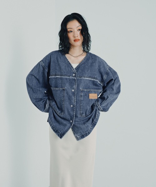 LEPSIM(レプシィム)の「ノーカラーデニムシャツ 629900(シャツ/ブラウス・レディース・ブルー/ライトブルー/ネイビー/ブラック/インディゴブルー・FREE)」の19枚目の写真