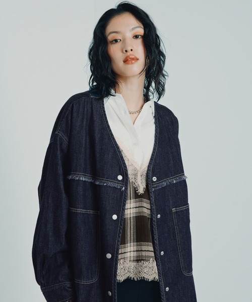 LEPSIM(レプシィム)の「ノーカラーデニムシャツ 629900(シャツ/ブラウス・レディース・ブルー/ライトブルー/ネイビー/ブラック/インディゴブルー・FREE)」の21枚目の写真
