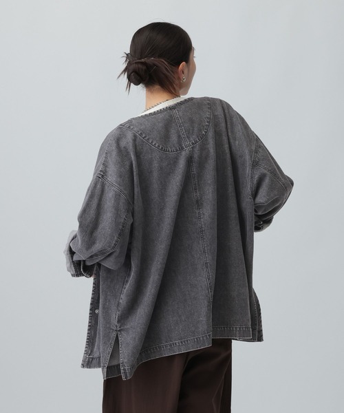 LEPSIM(レプシィム)の「ノーカラーデニムシャツ 629900(シャツ/ブラウス・レディース・ブルー/ライトブルー/ネイビー/ブラック/インディゴブルー・FREE)」の18枚目の写真