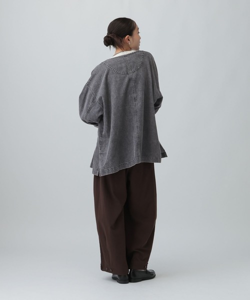 LEPSIM(レプシィム)の「ノーカラーデニムシャツ 629900(シャツ/ブラウス・レディース・ブルー/ライトブルー/ネイビー/ブラック/インディゴブルー・FREE)」の22枚目の写真