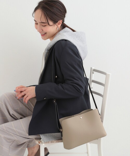 SHOO・LA・RUE（シューラルー）の「コンパクトながらしっかり入る 一枚革風 3層ショルダーバッグ（ショルダーバッグ・レディース・グレー/ブラック/ベージュ系4・00）」の3枚目の写真