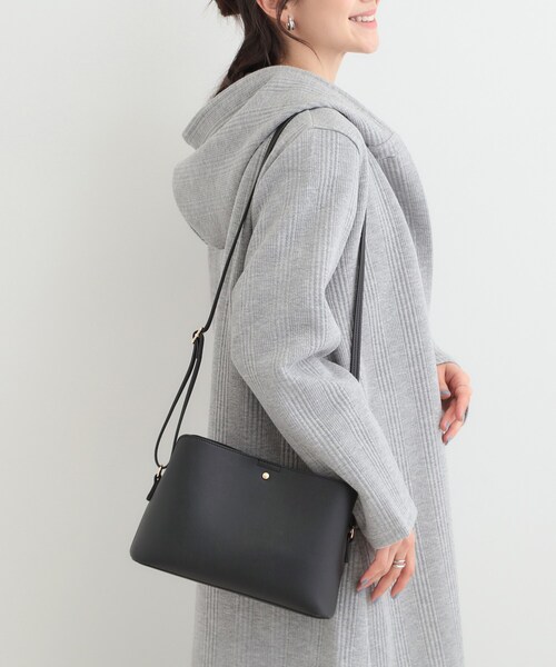 SHOO・LA・RUE（シューラルー）の「コンパクトながらしっかり入る 一枚革風 3層ショルダーバッグ（ショルダーバッグ・レディース・グレー/ブラック/ベージュ系4・00）」の21枚目の写真