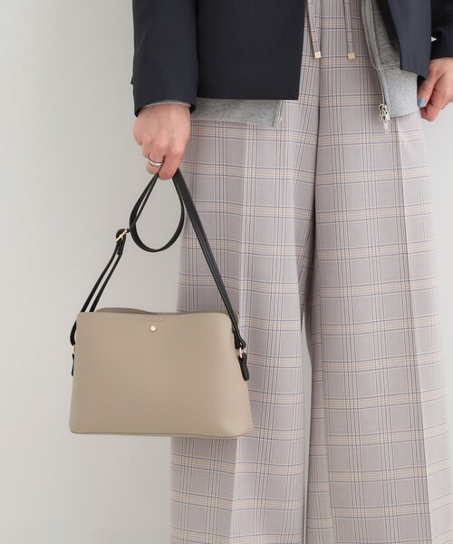 SHOO・LA・RUE（シューラルー）の「コンパクトながらしっかり入る 一枚革風 3層ショルダーバッグ（ショルダーバッグ・レディース・グレー/ブラック/ベージュ系4・00）」の15枚目の写真