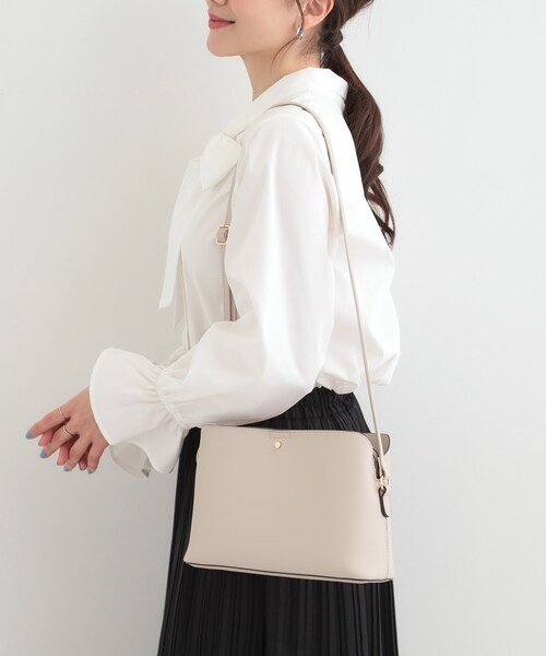 SHOO・LA・RUE（シューラルー）の「コンパクトながらしっかり入る 一枚革風 3層ショルダーバッグ（ショルダーバッグ・レディース・グレー/ブラック/ベージュ系4・00）」の17枚目の写真