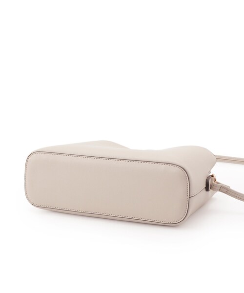 SHOO・LA・RUE（シューラルー）の「コンパクトながらしっかり入る 一枚革風 3層ショルダーバッグ（ショルダーバッグ・レディース・グレー/ブラック/ベージュ系4・00）」の12枚目の写真