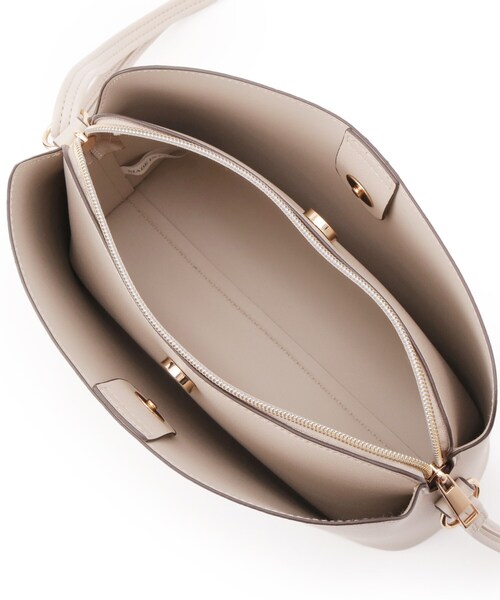 SHOO・LA・RUE（シューラルー）の「コンパクトながらしっかり入る 一枚革風 3層ショルダーバッグ（ショルダーバッグ・レディース・グレー/ブラック/ベージュ系4・00）」の13枚目の写真