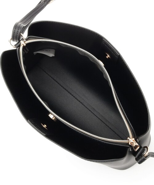 SHOO・LA・RUE（シューラルー）の「コンパクトながらしっかり入る 一枚革風 3層ショルダーバッグ（ショルダーバッグ・レディース・グレー/ブラック/ベージュ系4・00）」の14枚目の写真