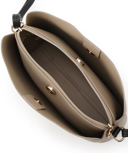 SHOO・LA・RUE（シューラルー）の「コンパクトながらしっかり入る 一枚革風 3層ショルダーバッグ（ショルダーバッグ・レディース・グレー/ブラック/ベージュ系4・00）」の4枚目の写真