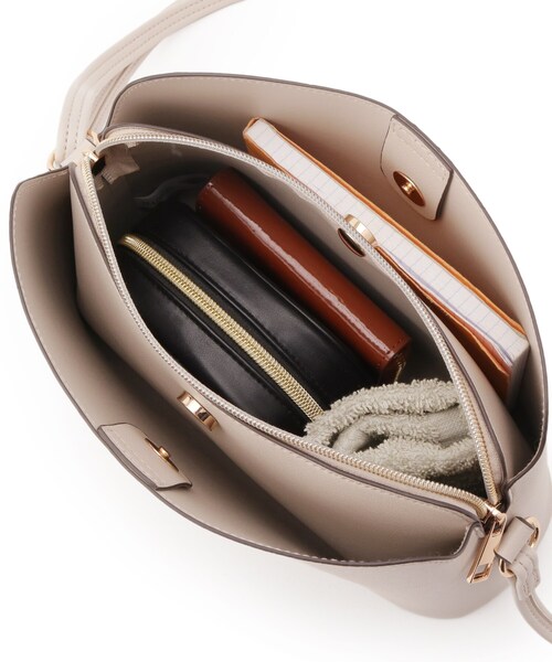 SHOO・LA・RUE（シューラルー）の「コンパクトながらしっかり入る 一枚革風 3層ショルダーバッグ（ショルダーバッグ・レディース・グレー/ブラック/ベージュ系4・00）」の5枚目の写真