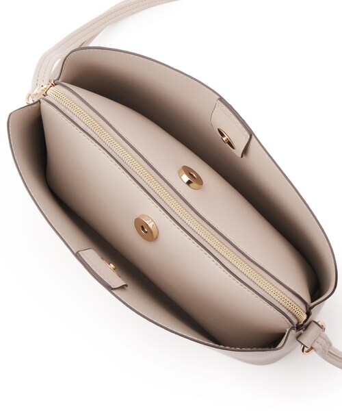 SHOO・LA・RUE（シューラルー）の「コンパクトながらしっかり入る 一枚革風 3層ショルダーバッグ（ショルダーバッグ・レディース・グレー/ブラック/ベージュ系4・00）」の6枚目の写真