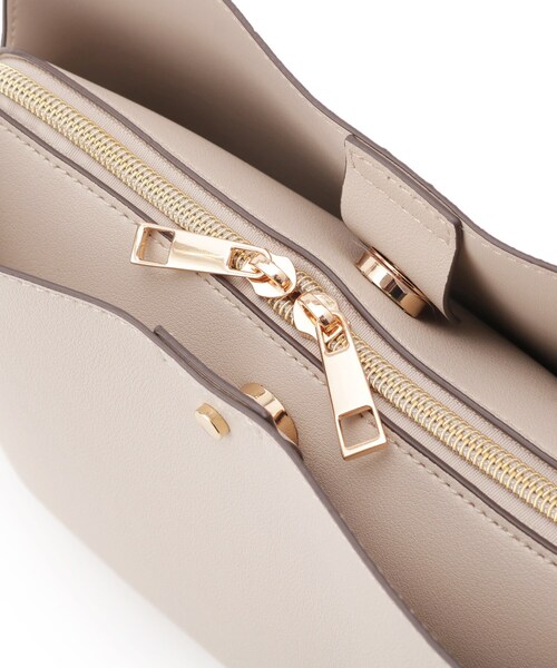 SHOO・LA・RUE（シューラルー）の「コンパクトながらしっかり入る 一枚革風 3層ショルダーバッグ（ショルダーバッグ・レディース・グレー/ブラック/ベージュ系4・00）」の7枚目の写真