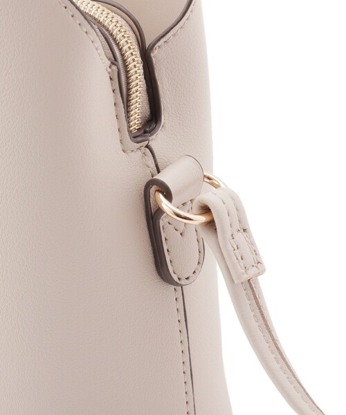 SHOO・LA・RUE（シューラルー）の「コンパクトながらしっかり入る 一枚革風 3層ショルダーバッグ（ショルダーバッグ・レディース・グレー/ブラック/ベージュ系4・00）」の8枚目の写真