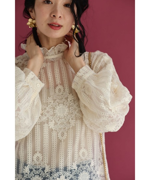 肌に美しく浮かび上がる装飾刺繍シアーブラウストップス（シャツ 