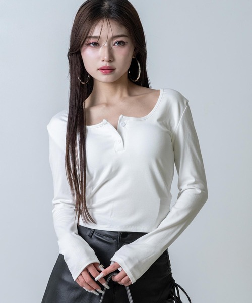 ANAP（アナップ）の「パッド付 ボタンデザイン ぴたっと ロングスリーブ Tシャツ（Tシャツ/カットソー・レディース・ホワイト/ブラック・F）」の6枚目の写真