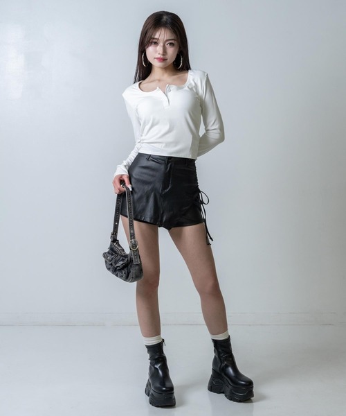 ANAP（アナップ）の「パッド付 ボタンデザイン ぴたっと ロングスリーブ Tシャツ（Tシャツ/カットソー・レディース・ホワイト/ブラック・F）」の4枚目の写真