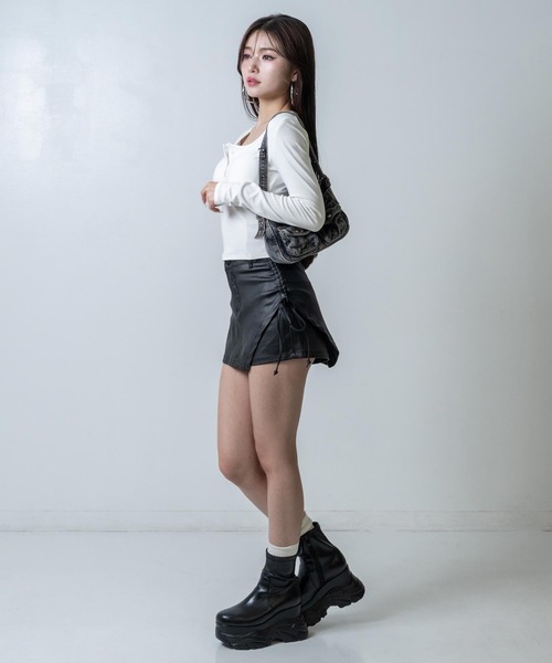 ANAP（アナップ）の「パッド付 ボタンデザイン ぴたっと ロングスリーブ Tシャツ（Tシャツ/カットソー・レディース・ホワイト/ブラック・F）」の3枚目の写真