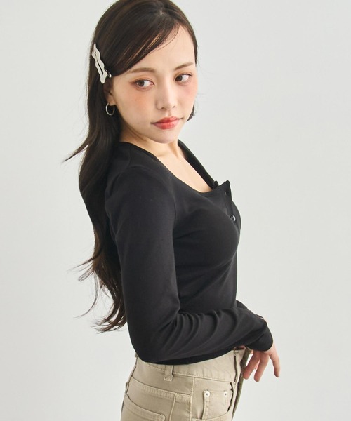 ANAP（アナップ）の「パッド付 ボタンデザイン ぴたっと ロングスリーブ Tシャツ（Tシャツ/カットソー・レディース・ホワイト/ブラック・F）」の17枚目の写真