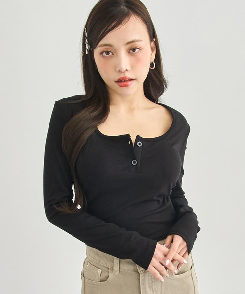 ANAP（アナップ）の「パッド付 ボタンデザイン ぴたっと ロングスリーブ Tシャツ（Tシャツ/カットソー・レディース・ホワイト/ブラック・F）」の18枚目の写真