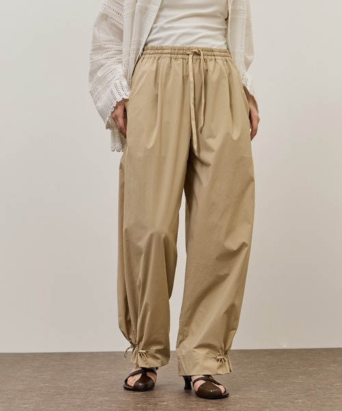 ADAM ET ROPE'(アダムエロペ)の「【WEB限定】撥水ウエストタックイージーパンツ(その他パンツ・レディース・ブラック/ベージュ/ピンク/キナリ・38/36/34)」の3枚目の写真