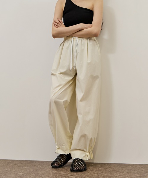 ADAM ET ROPE'(アダムエロペ)の「【WEB限定】撥水ウエストタックイージーパンツ(その他パンツ・レディース・ブラック/ベージュ/ピンク/キナリ・38/36/34)」の2枚目の写真