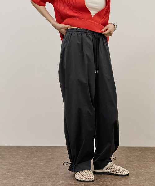 ADAM ET ROPE'(アダムエロペ)の「【WEB限定】撥水ウエストタックイージーパンツ(その他パンツ・レディース・ブラック/ベージュ/ピンク/キナリ・38/36/34)」の1枚目の写真