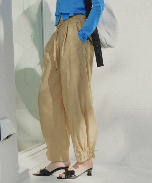 ADAM ET ROPE'(アダムエロペ)の「【WEB限定】撥水ウエストタックイージーパンツ(その他パンツ・レディース・ブラック/ベージュ/ピンク/キナリ・38/36/34)」の5枚目の写真