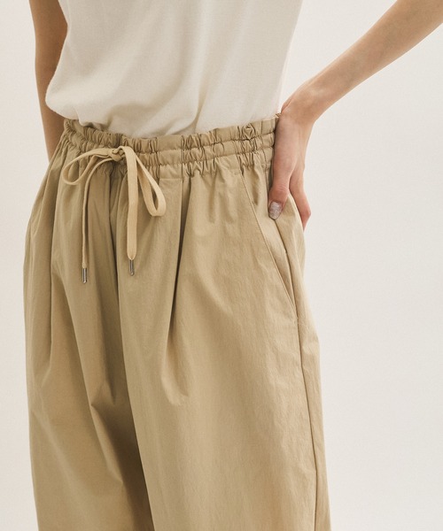 ADAM ET ROPE'(アダムエロペ)の「【WEB限定】撥水ウエストタックイージーパンツ(その他パンツ・レディース・ブラック/ベージュ/ピンク/キナリ・38/36/34)」の18枚目の写真