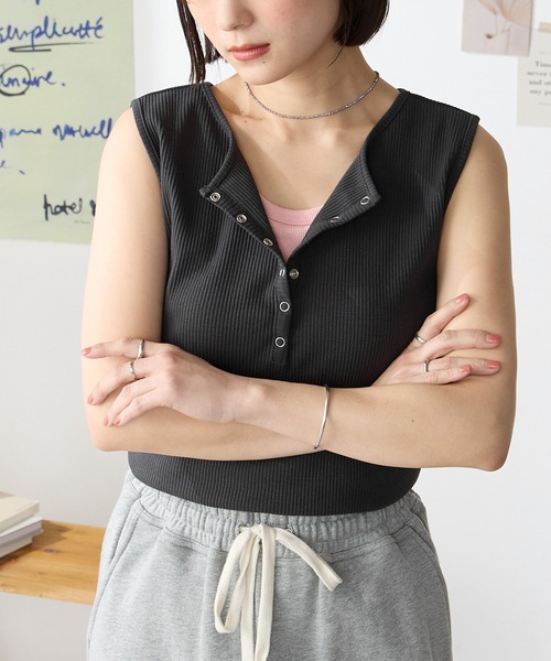 MONO-MART(モノマート)の「セルフカット ヘンリーネック コンパクト リブ タンクトップ〈UVカット〉(タンクトップ・レディース・ブルー/杢グレー/オフホワイト/ブラック/ネイビー/ダークグレー/レッド/ブラウン・FREE)」の15枚目の写真