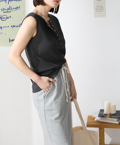 MONO-MART(モノマート)の「セルフカット ヘンリーネック コンパクト リブ タンクトップ〈UVカット〉(タンクトップ・レディース・ブルー/杢グレー/オフホワイト/ブラック/ネイビー/ダークグレー/レッド/ブラウン・FREE)」の18枚目の写真