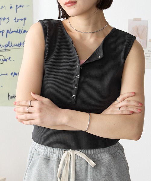 MONO-MART(モノマート)の「セルフカット ヘンリーネック コンパクト リブ タンクトップ〈UVカット〉(タンクトップ・レディース・ブルー/杢グレー/オフホワイト/ブラック/ネイビー/ダークグレー/レッド/ブラウン・FREE)」の21枚目の写真