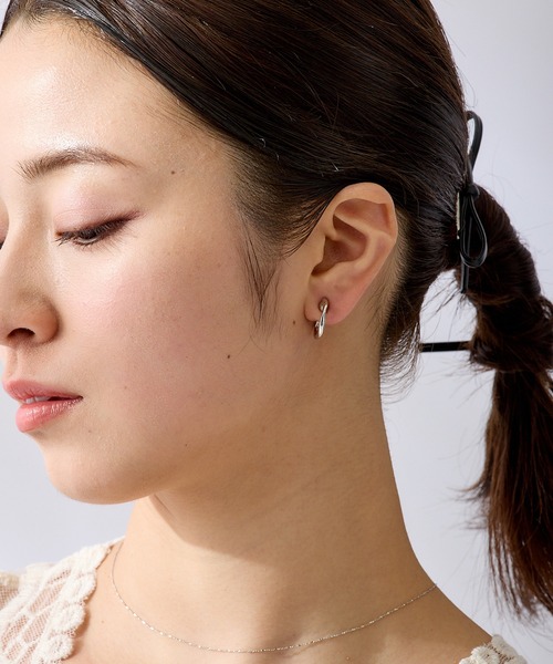 CALIN STANDARD(カリンスタンダード)の「◆金属アレルギー対応◆◆made in japan◆【痛くない】【落ちにくい】【ストレスフリーな着け心地】ニュアンスツイスト グランループフィットイヤリング(イヤリング・レディース・シルバー/ゴールド・FREE)」の6枚目の写真