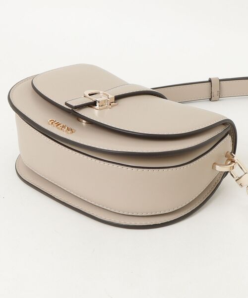 Guess(ゲス)の「CARRIE Mini Flap Crossbody ショルダーバッグ(ショルダーバッグ・レディース・ブラック/ライトベージュ・ONE SIZE)」の14枚目の写真