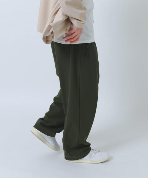 ITEMS URBANRESEARCH（アイテムズ アーバンリサーチ）の「『接触冷感/吸水速乾/イージーケア』多機能ナイロンストレッチイージーパンツ（その他パンツ・メンズ・チャコールグレー/カーキ/ブラック・MEDIUM/LARGE）」の3枚目の写真