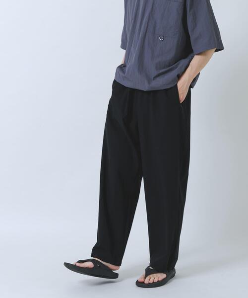 ITEMS URBANRESEARCH(アイテムズ アーバンリサーチ)の「『接触冷感/吸水速乾/イージーケア』多機能ナイロンストレッチイージーパンツ(その他パンツ・メンズ・チャコールグレー/カーキ/ブラック・MEDIUM/LARGE)」の4枚目の写真