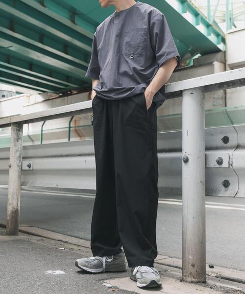 ITEMS URBANRESEARCH（アイテムズ アーバンリサーチ）の「『接触冷感/吸水速乾/イージーケア』多機能ナイロンストレッチイージーパンツ（その他パンツ・メンズ・チャコールグレー/カーキ/ブラック・MEDIUM/LARGE）」の21枚目の写真
